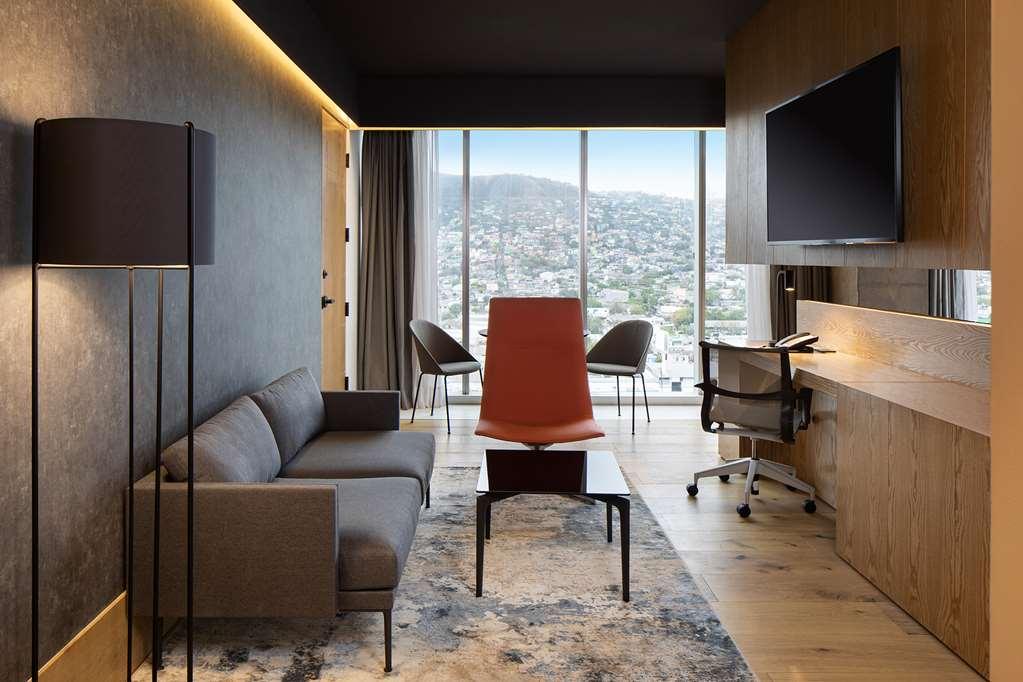 Galeria Plaza Monterrey Hotel Cameră foto A suite at the hotel